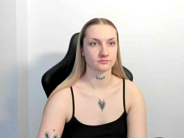 AlexaKisses webcam
