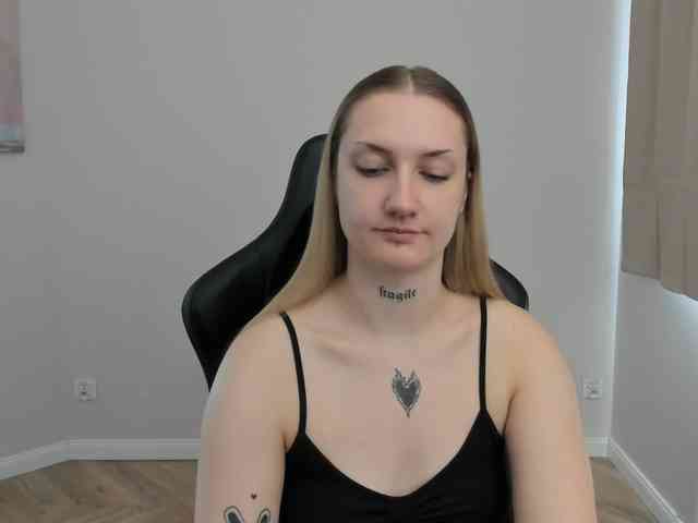 AlexaKisses webcam