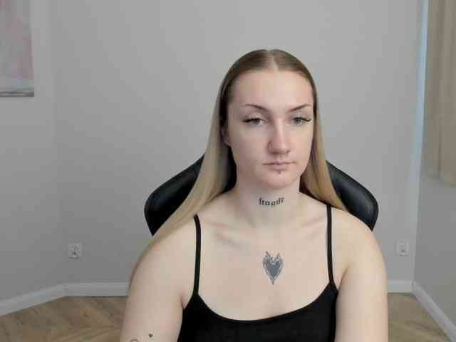 AlexaKisses webcam
