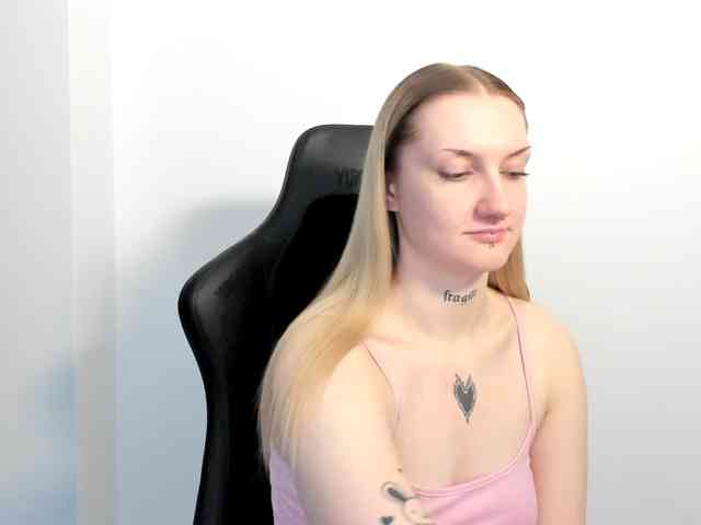 AlexaKisses webcam
