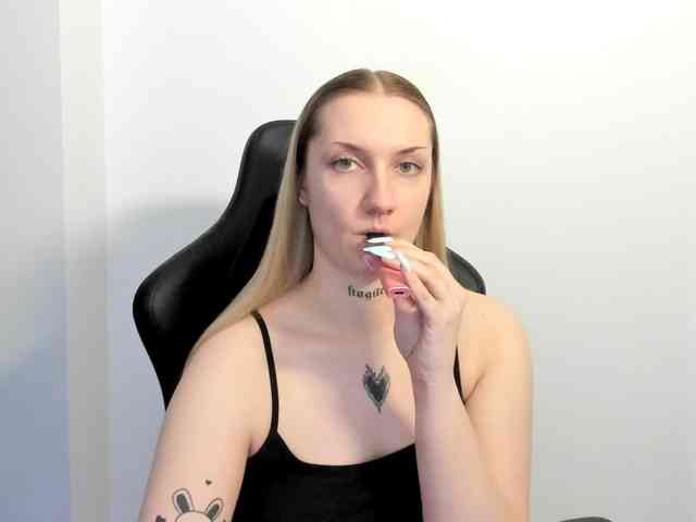 AlexaKisses webcam