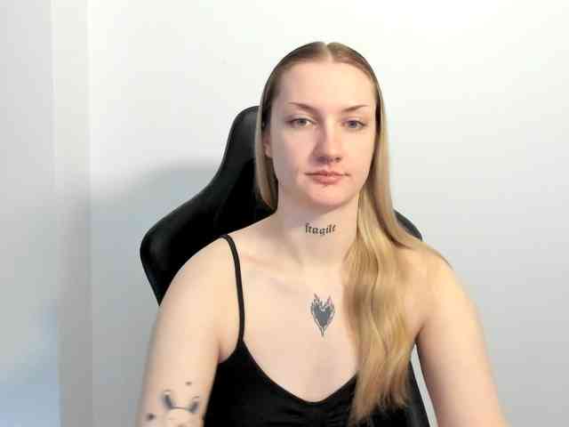 AlexaKisses webcam
