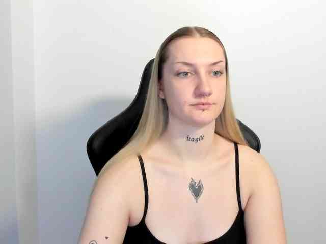 AlexaKisses webcam
