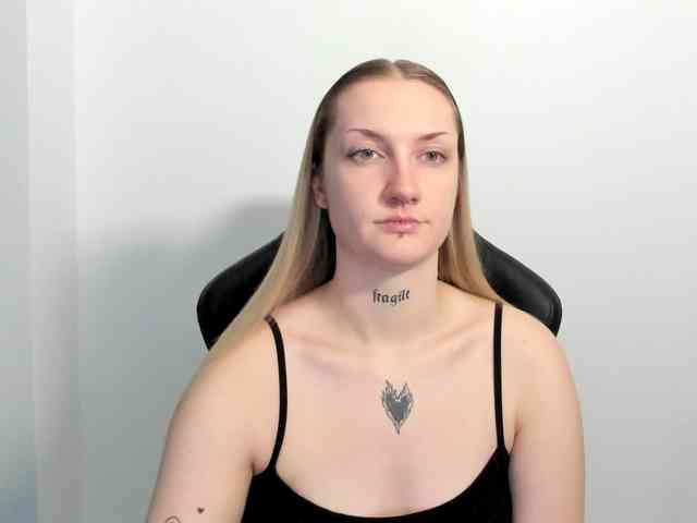 AlexaKisses webcam