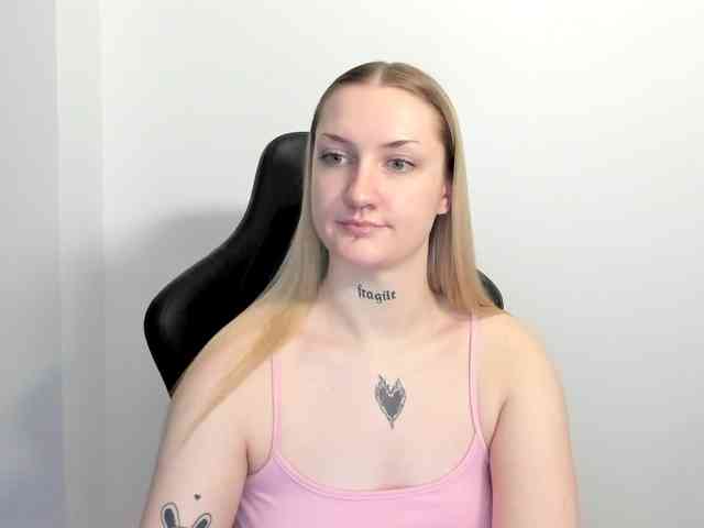 AlexaKisses webcam