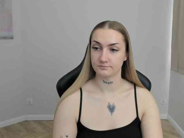 AlexaKisses webcam