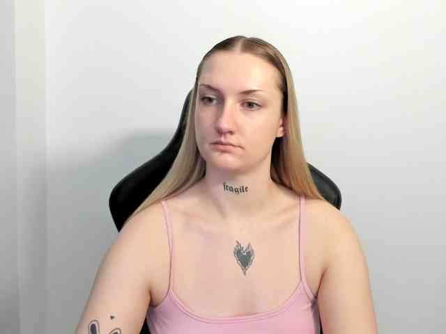 AlexaKisses webcam