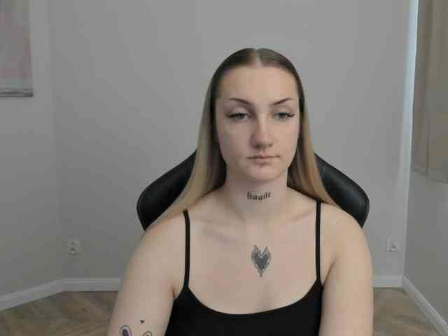 AlexaKisses webcam