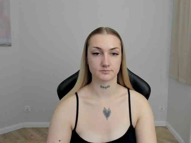 AlexaKisses webcam