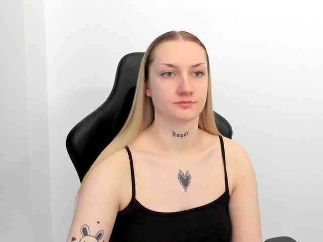 AlexaKisses webcam