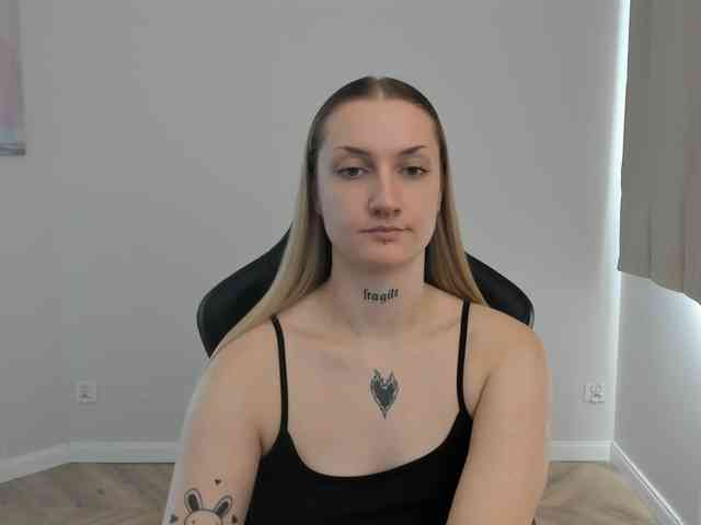 AlexaKisses webcam