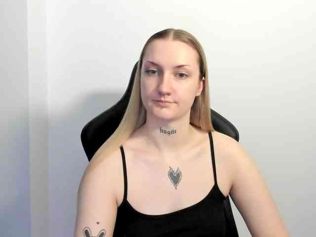 AlexaKisses webcam