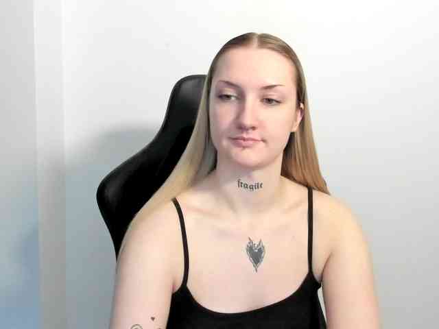 AlexaKisses webcam