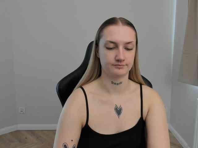 AlexaKisses webcam