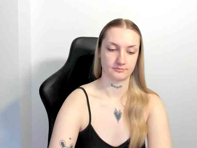 AlexaKisses webcam