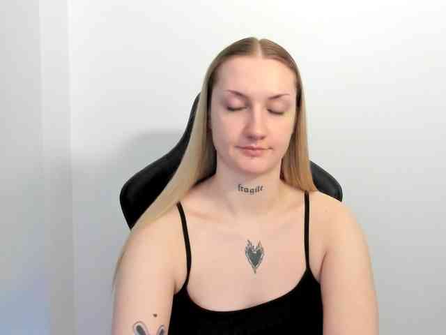AlexaKisses webcam