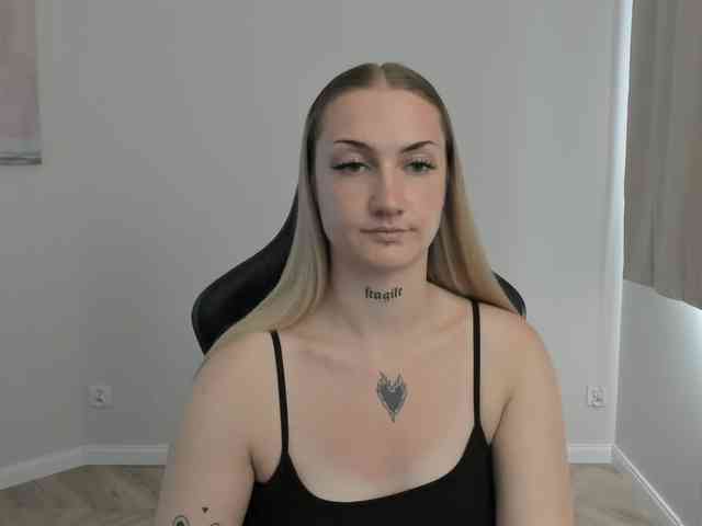 AlexaKisses webcam