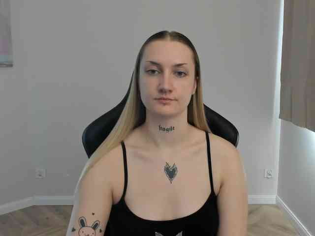AlexaKisses webcam