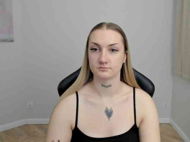 AlexaKisses webcam