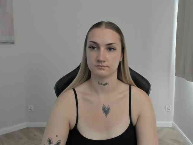 AlexaKisses webcam