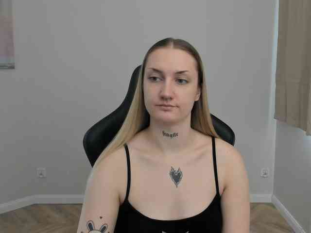 AlexaKisses webcam