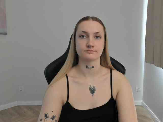 AlexaKisses webcam