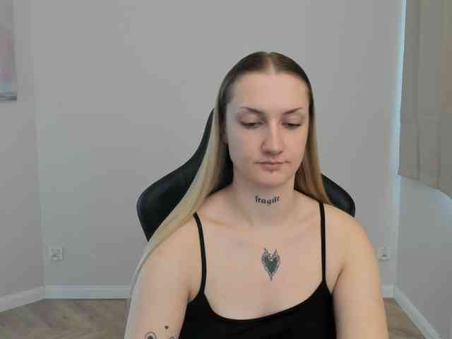 AlexaKisses webcam
