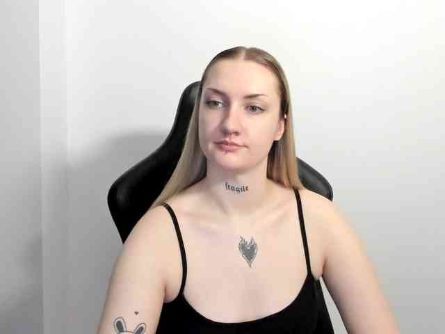 AlexaKisses webcam