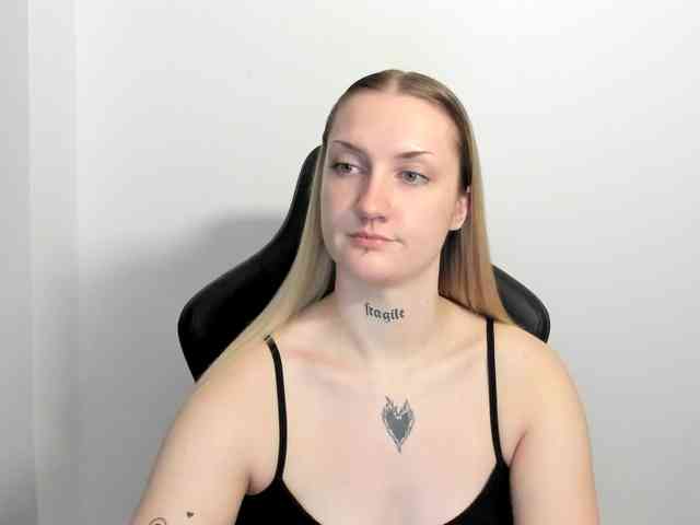 AlexaKisses webcam