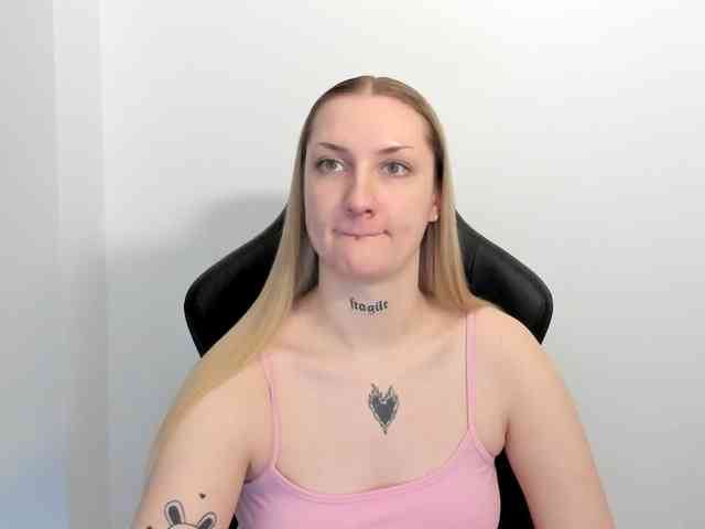 AlexaKisses webcam