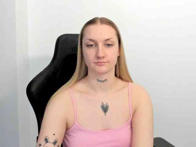 AlexaKisses webcam