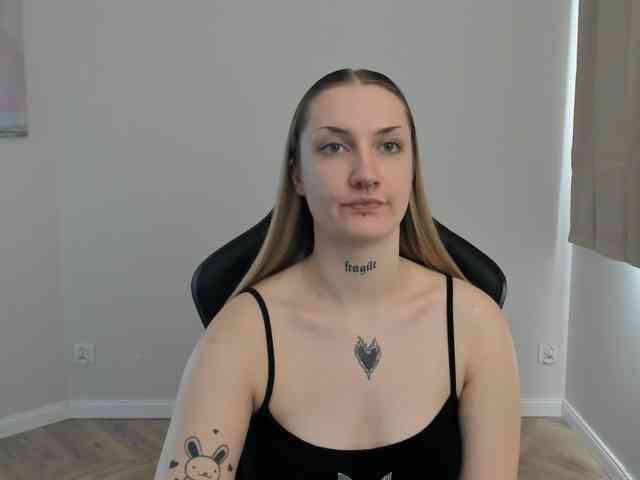 AlexaKisses webcam
