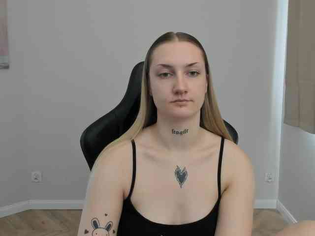 AlexaKisses webcam