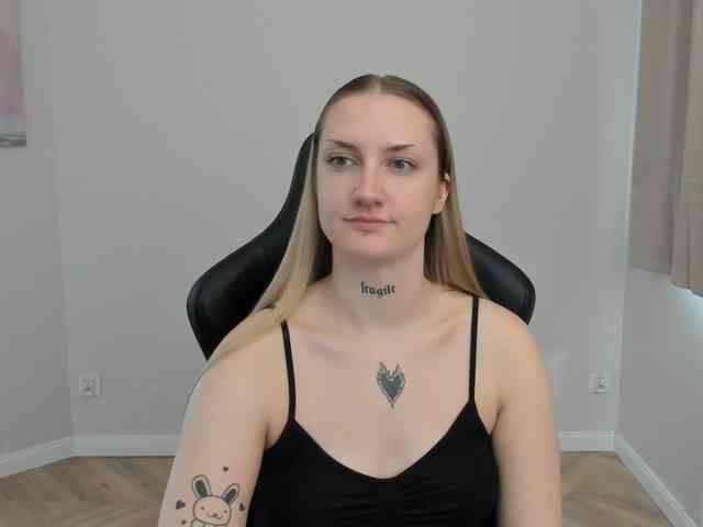 AlexaKisses webcam