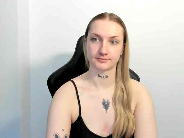 AlexaKisses webcam