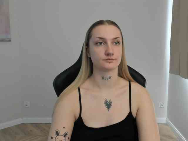 AlexaKisses webcam