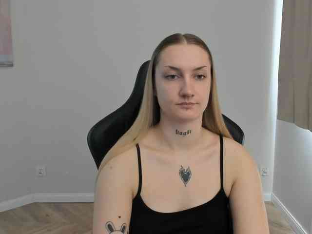 AlexaKisses webcam