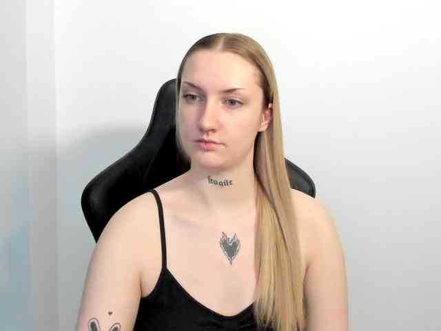 AlexaKisses webcam
