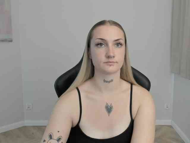 AlexaKisses webcam