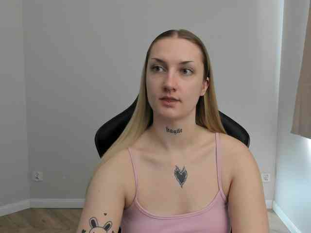 AlexaKisses webcam