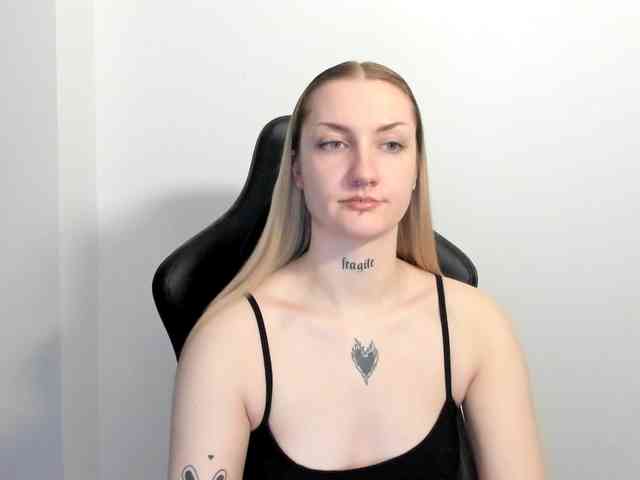 AlexaKisses webcam