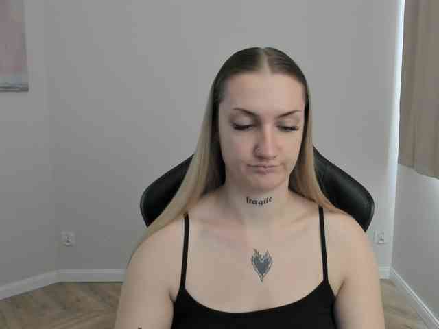 AlexaKisses webcam