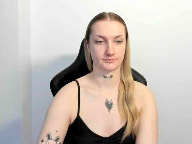 AlexaKisses webcam