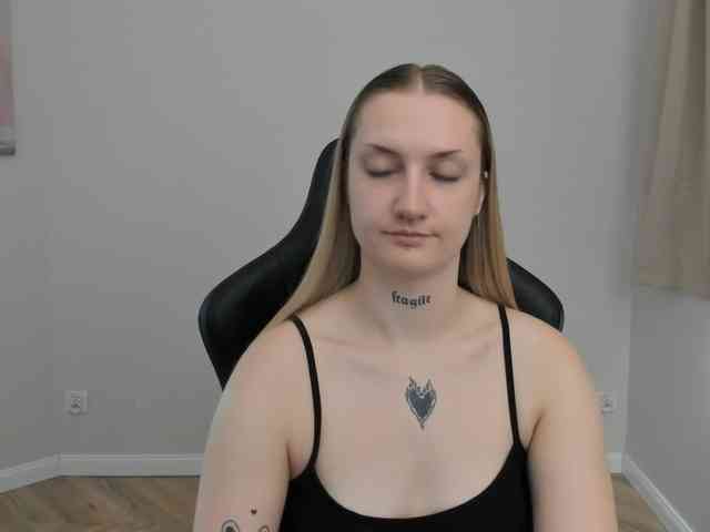AlexaKisses webcam