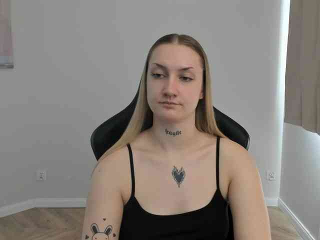 AlexaKisses webcam