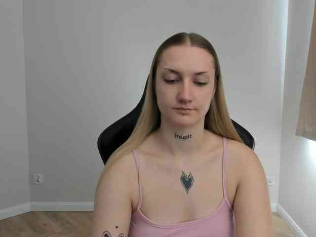 AlexaKisses webcam