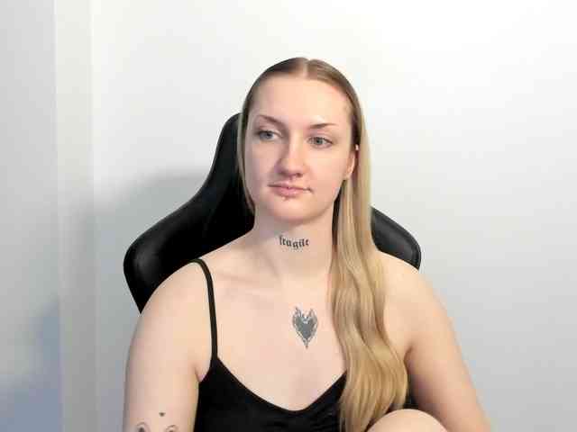 AlexaKisses webcam