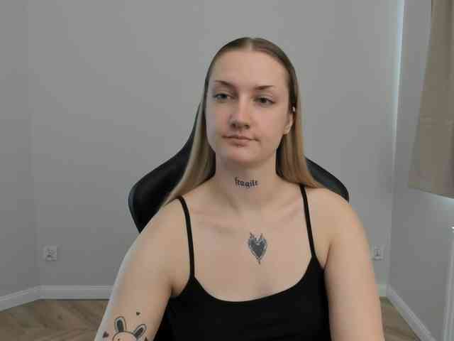 AlexaKisses webcam