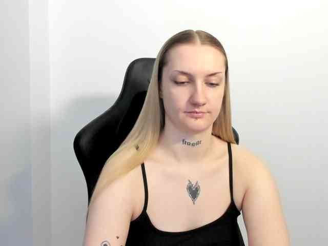 AlexaKisses webcam