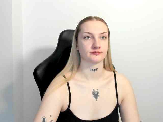 AlexaKisses webcam